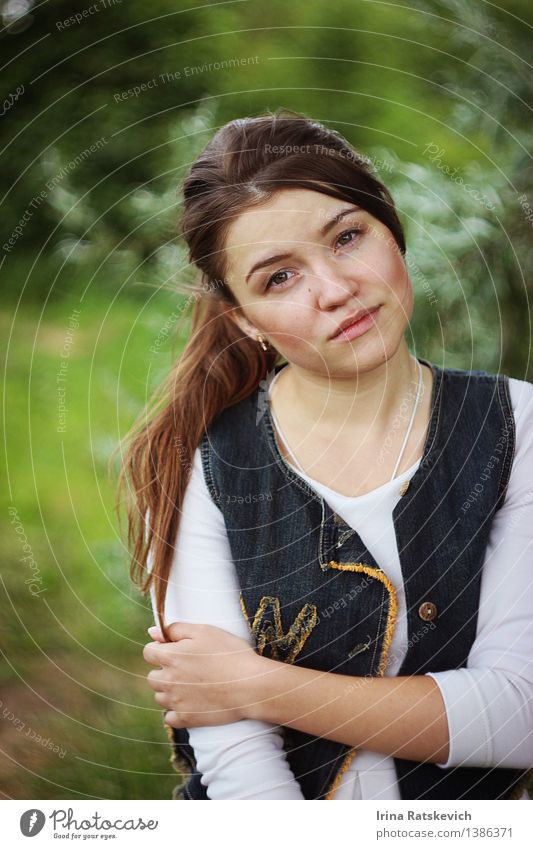 Mode Mädchen Junge Frau Jugendliche Körper Haare & Frisuren Gesicht 1 Mensch 18-30 Jahre Erwachsene Natur Landschaft Schönes Wetter Baum Wald Bekleidung T-Shirt