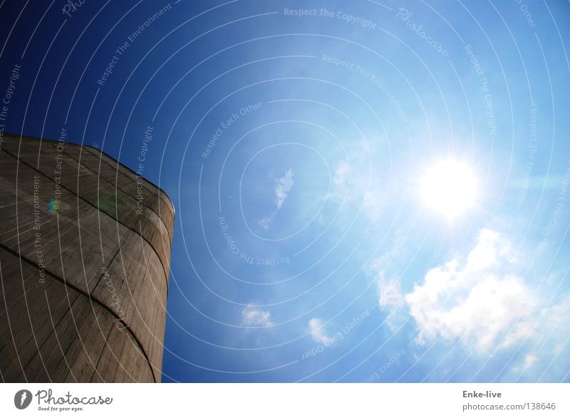 ab in den Himmel Beton Bauwerk grau Wolken Sonnenstrahlen schön Luftverkehr blau Turm fallenlassen Beleuchtung