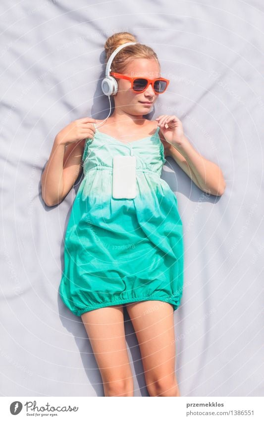 Mädchen, das Musik vom Handy hört Lifestyle Erholung Freizeit & Hobby Sommer Kind Telefon Mensch 1 8-13 Jahre Kindheit Kleid Sonnenbrille blond hören