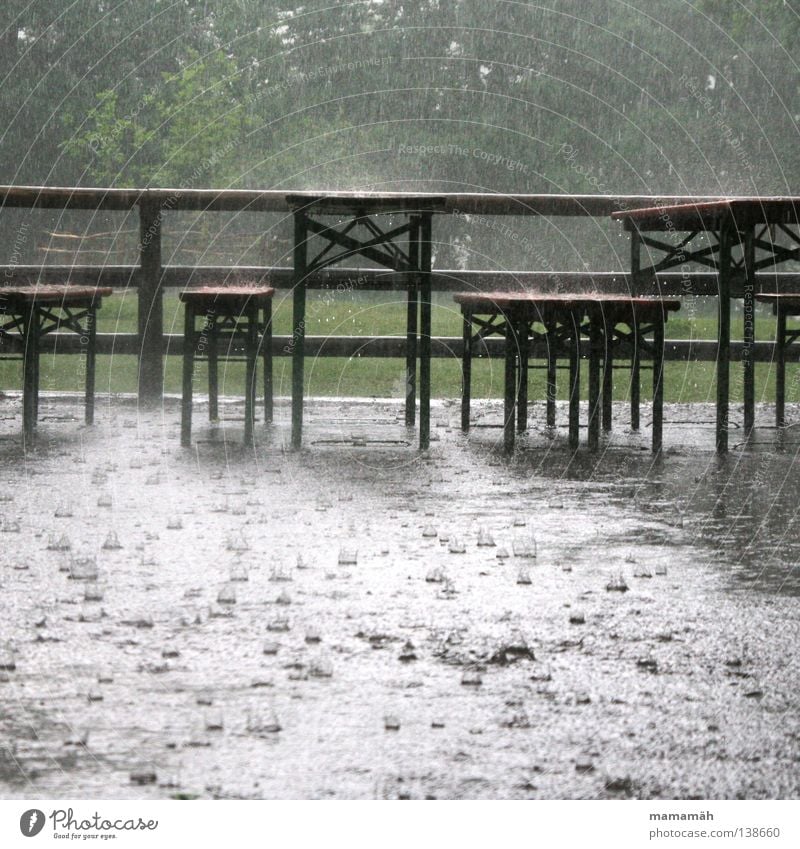 Regen-Party Farbfoto Außenaufnahme Ausflug Tisch Wasser Wassertropfen Wetter schlechtes Wetter Unwetter Sturm Gewitter Hagel Baum Wald nass Pfütze Bank feucht