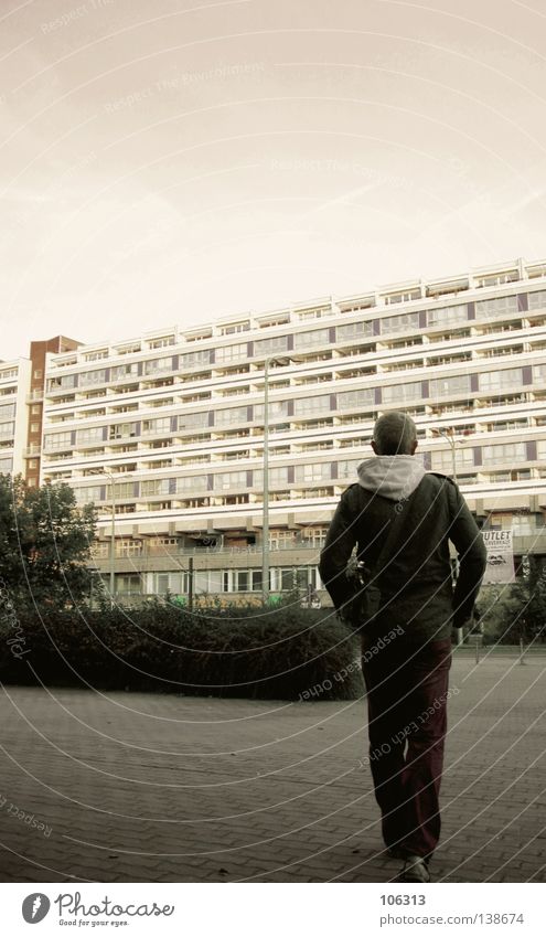 LONG WAY TO GO Zukunft Mann gehen Block Stadt Spaziergang Hand Tasche Jacke maskulin Erwartung schreiten Wunsch zielstrebig Entschlossenheit trüb Neuland fremd