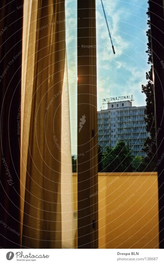 Ausblick Fenster Vorhang Balkon Italien Padua schön Physik Wolken Hotel Detailaufnahme offen Wärme Kontrast