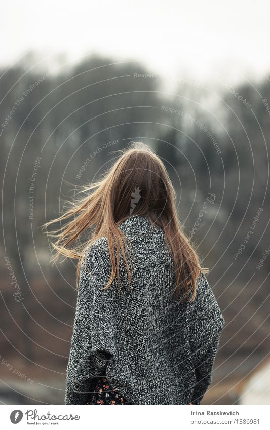 Herbst Mädchen Junge Frau Jugendliche Körper Kopf Haare & Frisuren 1 Mensch 18-30 Jahre Erwachsene Natur Landschaft schlechtes Wetter Mode Bekleidung Pullover