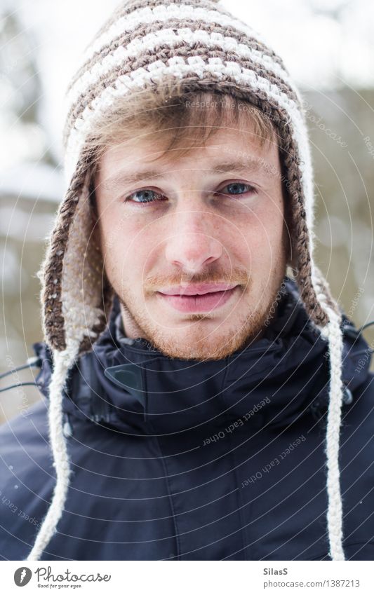 Großer Bruder Mensch maskulin Mann Erwachsene Geschwister Gesicht 1 18-30 Jahre Jugendliche Natur Winter Schnee Jacke Mütze blau rot schwarz weiß Zufriedenheit