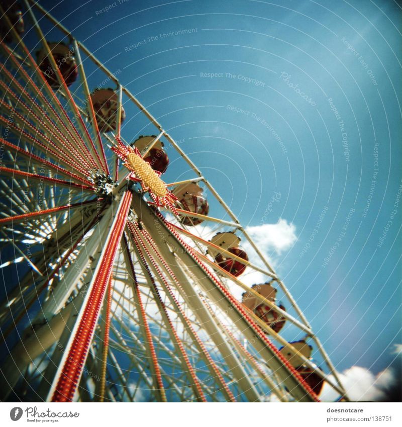 La Noria. Jahrmarkt Riesenrad Stadtfest Leipzig Mittelformat analog diana+ Lomografie Vignettierung Bildausschnitt Anschnitt Froschperspektive aufwärts vertikal