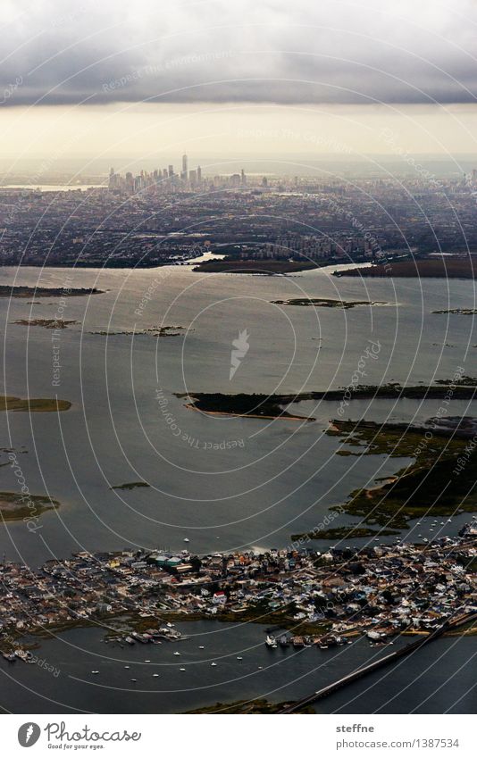 Jamaica Bay Wasser Wolken Sonnenlicht Schönes Wetter Bucht Insel New York City Manhattan USA Stadt Skyline überbevölkert Haus Hochhaus Idylle Farbfoto