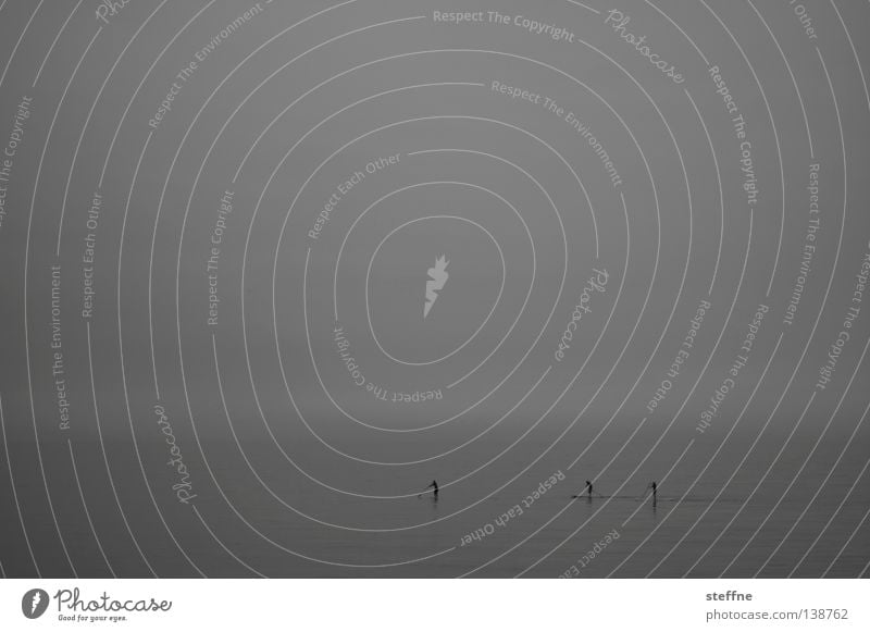 Wasserwanderer (zwischen den Welten) wandern Nebel Meer England Surfer Ebbe Ferne grau Rudern Brighton Küste unklar ungewiss unsicher Mensch Schicksal Abschied