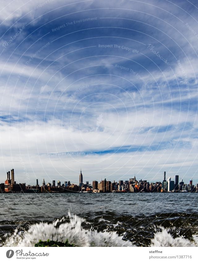 Alles fließt: East River Natur Wasser Flussufer New York City Manhattan Stadt Skyline Hochhaus Wellen Gischt Himmel Empire State Building Farbfoto Außenaufnahme