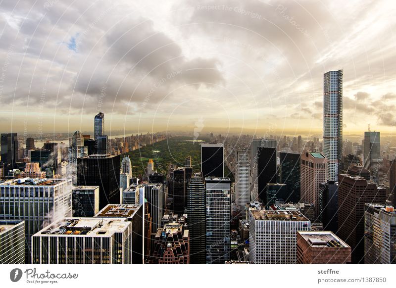 Uptown Wolken Sonnenaufgang Sonnenuntergang Sonnenlicht Schönes Wetter Manhattan New York City USA Skyline Hochhaus ästhetisch außergewöhnlich Stadt