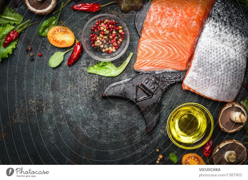 Lachsfilet mit leckeren Zutaten fürs Kochen Lebensmittel Fisch Gemüse Salat Salatbeilage Kräuter & Gewürze Öl Ernährung Mittagessen Abendessen Bioprodukte