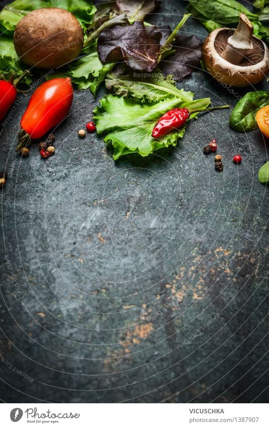 Frische vegetarische Zutaten für schmackhafte Küche Lebensmittel Gemüse Salat Salatbeilage Kräuter & Gewürze Ernährung Mittagessen Abendessen Büffet Brunch