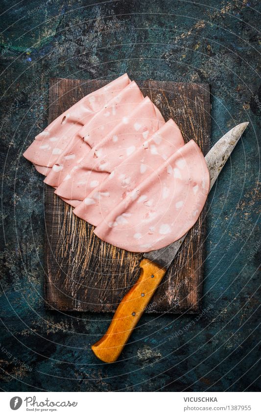 Wurst Scheiben von Mortadella di Bologna mit Küchenmesser Lebensmittel Wurstwaren Ernährung Frühstück Mittagessen Italienische Küche Messer Stil Design Tisch