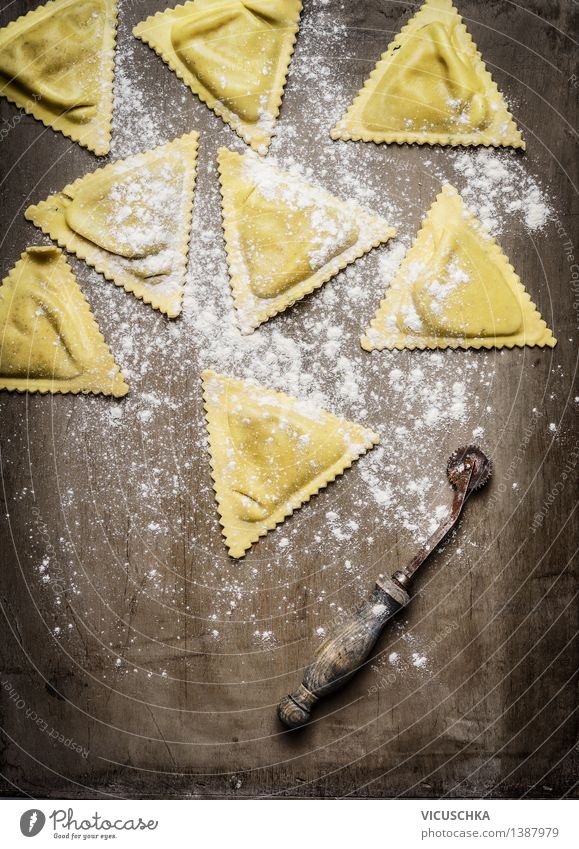 Frisch gemachte Ravioli Lebensmittel Teigwaren Backwaren Ernährung Mittagessen Abendessen Festessen Vegetarische Ernährung Diät Italienische Küche Stil Design