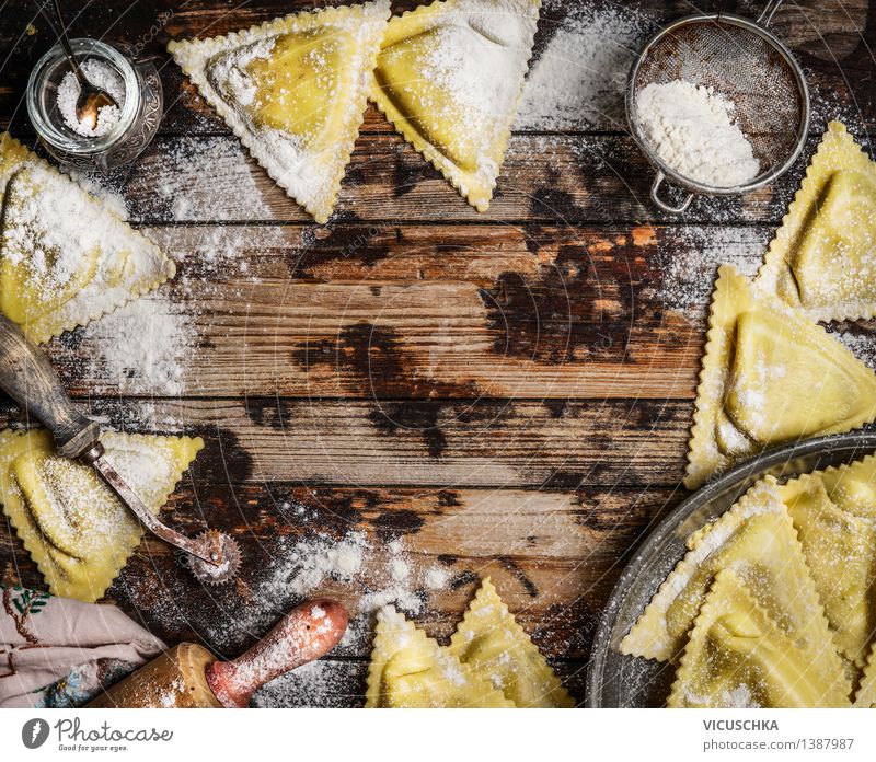 Handgemachte Ravioli Triangoli Lebensmittel Teigwaren Backwaren Ernährung Mittagessen Abendessen Bioprodukte Diät Italienische Küche Geschirr Stil Design