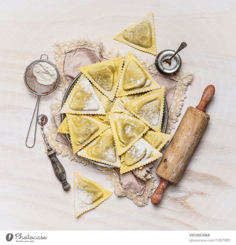 Ravioli Triangoli und Küchengeräte Lebensmittel Teigwaren Backwaren Ernährung Mittagessen Abendessen Festessen Bioprodukte Vegetarische Ernährung Diät