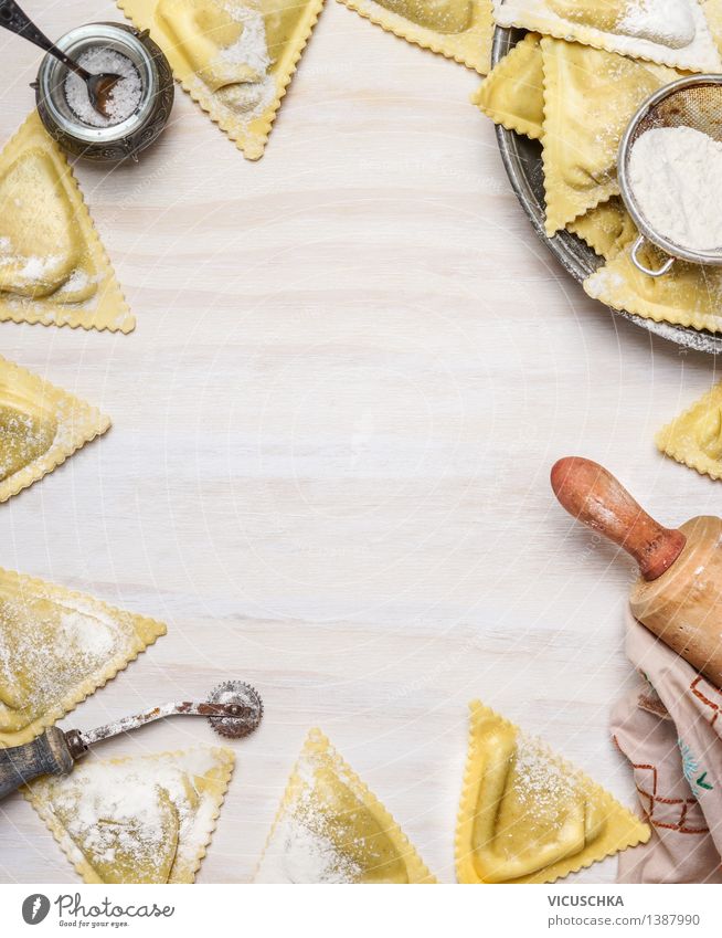 Ravioli Triangoli machen Lebensmittel Teigwaren Backwaren Ernährung Mittagessen Festessen Bioprodukte Vegetarische Ernährung Diät Italienische Küche Stil Design