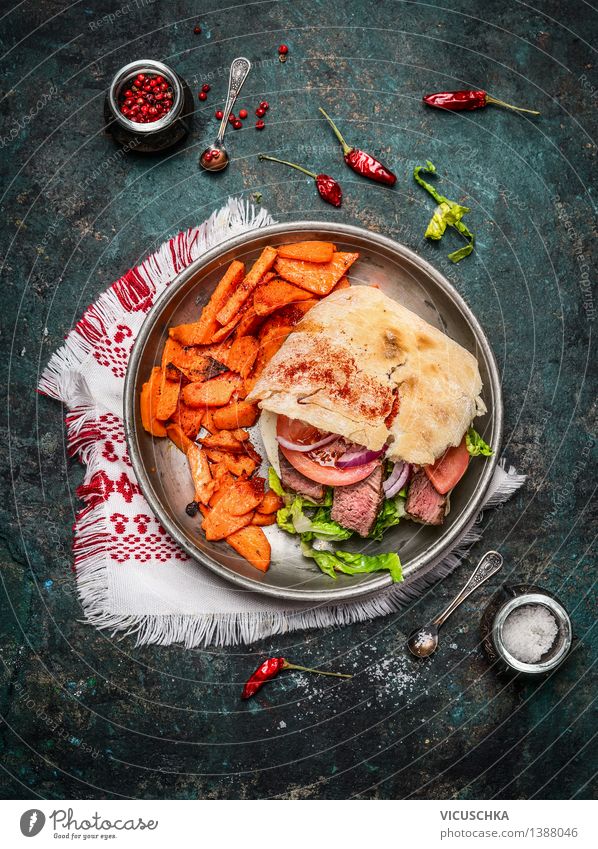 Sandwich mit gebratenes Fleisch , Gemüse und Süßkartoffeln Lebensmittel Salat Salatbeilage Ernährung Mittagessen Büffet Brunch Picknick Bioprodukte Fastfood