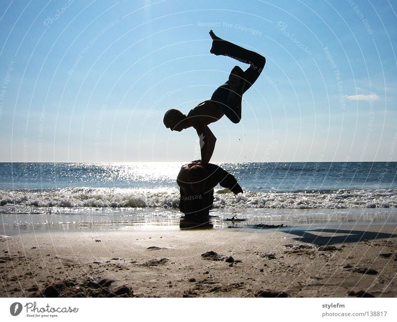 strand session Strand feucht nass heiß Meer Ferne springen Turnen hüpfen Akrobatik Wellen Schaum Wolken schön flockig fluffig Spielen Ferien & Urlaub & Reisen