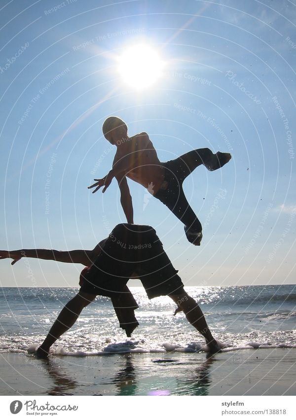 strand session Strand feucht nass heiß Meer Ferne springen Turnen hüpfen Akrobatik Wellen Schaum Wolken schön flockig fluffig Spielen Ferien & Urlaub & Reisen