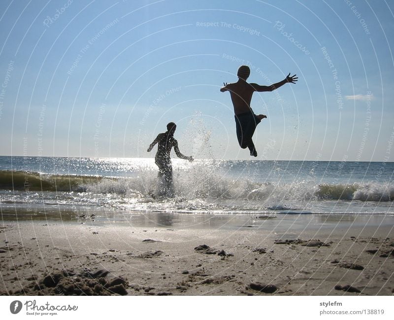 strand session Strand feucht nass heiß Meer Ferne springen Turnen hüpfen Akrobatik Wellen Schaum Wolken schön flockig fluffig Spielen Ferien & Urlaub & Reisen