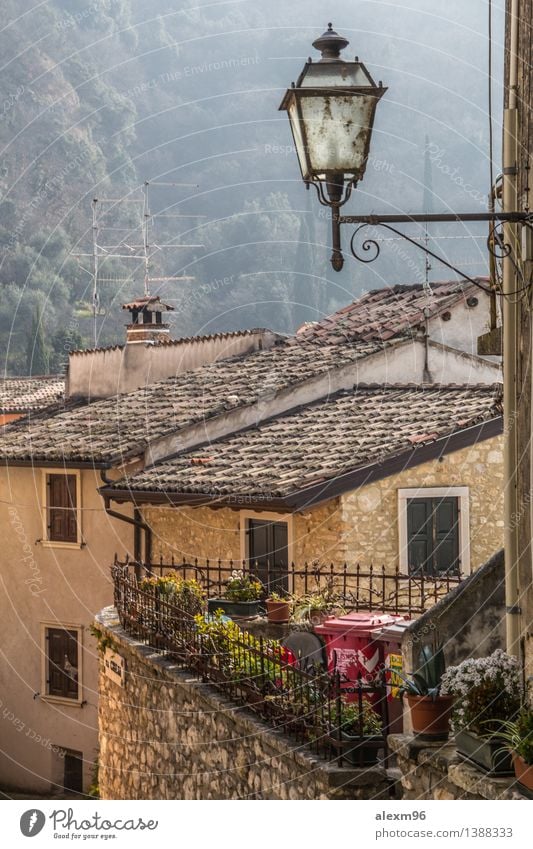 Small village in Italy Landschaft Dorf Kleinstadt Altstadt Menschenleer Haus Kirche Platz Bauwerk Architektur Mauer Wand Balkon Denkmal beobachten alt Armut