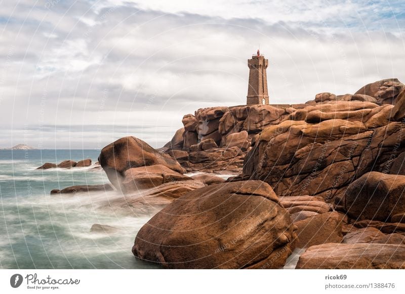 Atlantikküste in der Bretagne Erholung Ferien & Urlaub & Reisen Natur Landschaft Wolken Felsen Küste Meer Leuchtturm Gebäude Architektur Sehenswürdigkeit Stein