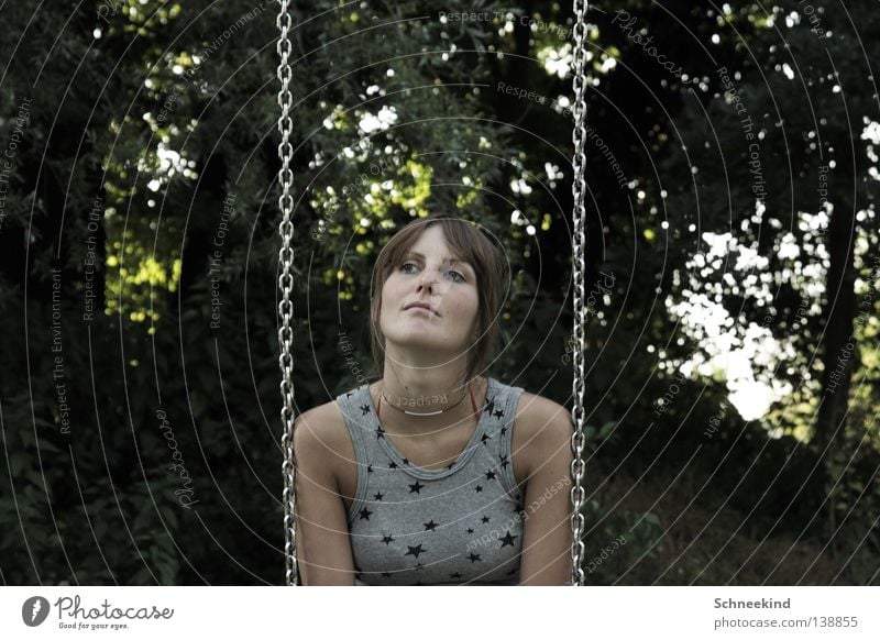 wer schubst mich nun an? Frau Fräulein Spielen Spielplatz Schaukel Wippe Top Träger Wald Baum Wiese Blume Sandkasten Sommer See Halt festhalten Freude