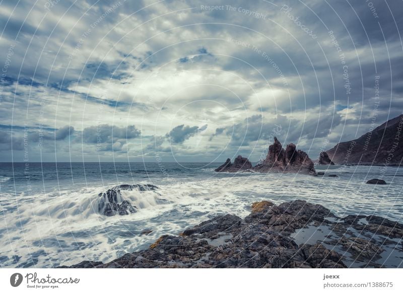 Benije Natur Landschaft Himmel Wolken Horizont Wetter Schönes Wetter Felsen Wellen Küste Meer Insel Teneriffa natürlich wild blau braun weiß Kraft Brandung