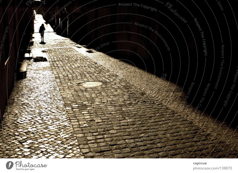 Path Sonnenuntergang Lissabon Portugal Frau Verkehrswege woman side walk road old dark afternoon glow path street. narrow distance