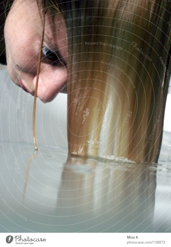 Wasserschaden Farbfoto Gesicht Schwimmen & Baden Kopf blond nass grau Haarsträhne Haarwaschmittel Waschen haarewaschen Wellness Unter der Dusche (Aktivität)