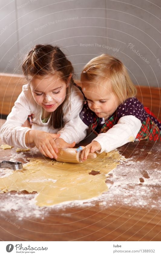 Weihnachtsbäckerei II Lebensmittel Ernährung Kindererziehung Praktikum Mädchen Geschwister Kindheit Arbeit & Erwerbstätigkeit dreckig Freude Glück Fröhlichkeit