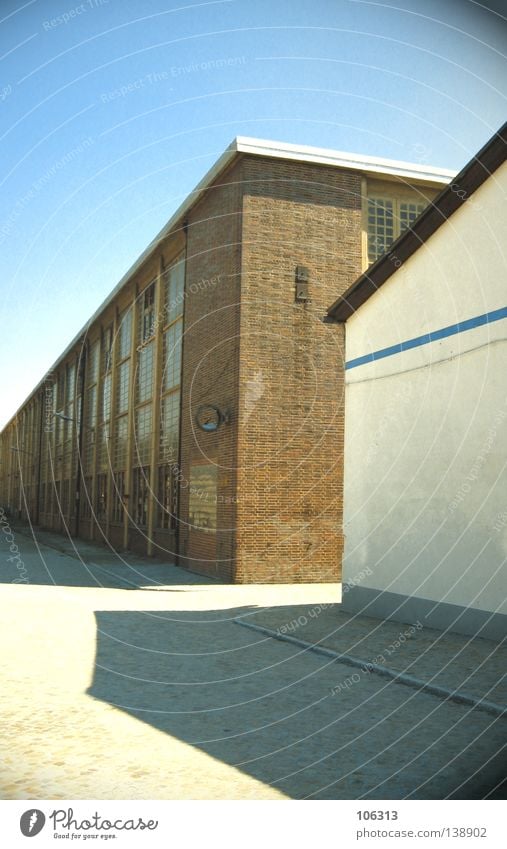 DRESDEN Haus Gebäude Schatten weiß rein Gelände verfallen Uhr Himmel Industrie blau anonym Klarheit clear Einsamkeit sky Architektur