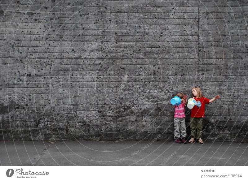 bühne frei II Mädchen Kessel Kind Spielen Show Spielzeug Wand Beton sprechen klein Sommer grau stehen klug authentisch schön Freude Mensch Sand mehrfarbig frech