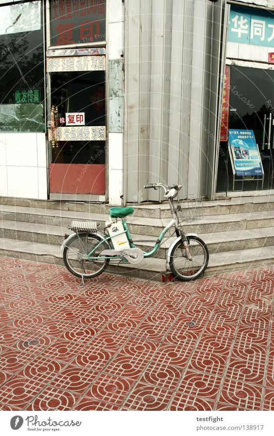 mofa elektronisch Benzin parken Fußgängerzone Stadt Ladengeschäft Fahrrad China seltsam interessant Verkehrsmittel Kreativität Asien Treppe fragwürdig