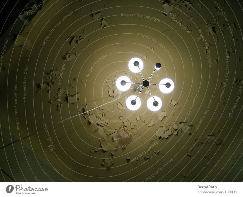 Farbverlust verfallen Verfall Ruine dunkel Licht Wand Treppenhaus Putz Mauer Lampe Hängelampe Vergänglichkeit Decke oben