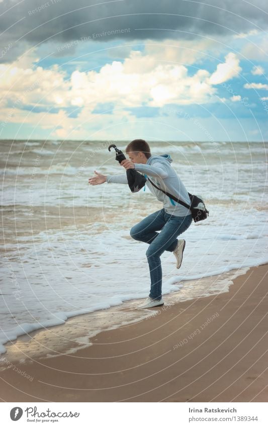 Junge springt am Meer. Junger Mann Jugendliche Körper 1 Mensch 18-30 Jahre Erwachsene Natur Landschaft Himmel Wolken Sonne Sommer Schönes Wetter Unwetter Wind