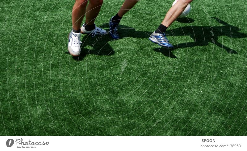 Nurmi I Fußballschuhe grün Halm Wade Stadion Strümpfe Fußballer Kunstrasen Sport Spielen Rasen Schatten Muskulatur Ball anstrengen Haut kämpfen Kraft Mensch