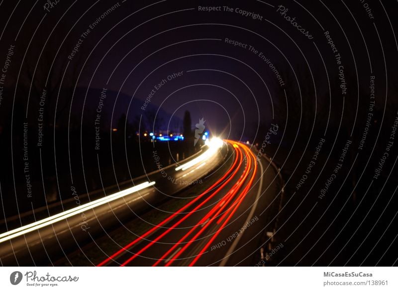 Schnellstraße bei Nacht Autobahn Langzeitbelichtung Licht KFZ PKW Verkehr Zeit Rücklicht B 469