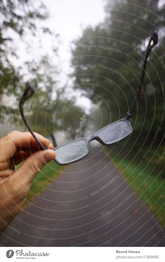 Schiefentärfe Mensch maskulin Hand 1 45-60 Jahre Erwachsene Kunststoff Blick Natur Brille haltend Wege & Pfade Perspektive Weitwinkel Sehvermögen kurzsicht