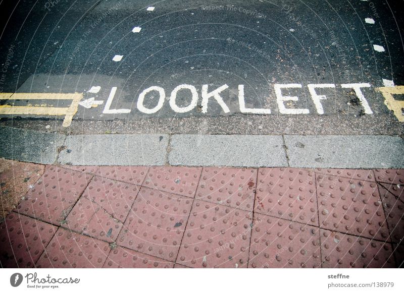 LOOK LEFT Tourist Unfallgefahr England Australien Linksverkehr Überqueren gefährlich Fahrbahnmarkierung Fußgänger Ausländer Europäer Brighton Verkehr