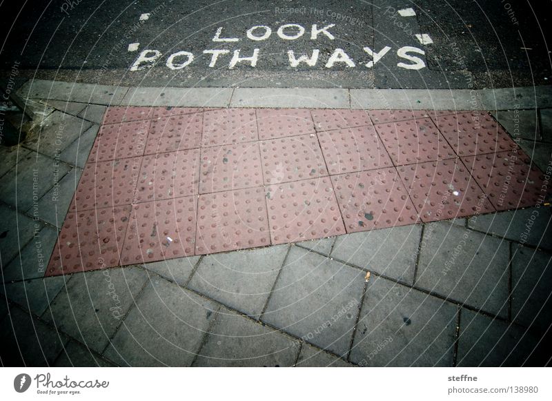 LOOK BOTH WAYS Tourist Unfallgefahr England Australien Linksverkehr Überqueren gefährlich Fahrbahnmarkierung Fußgänger Ausländer Europäer Brighton Verkehr