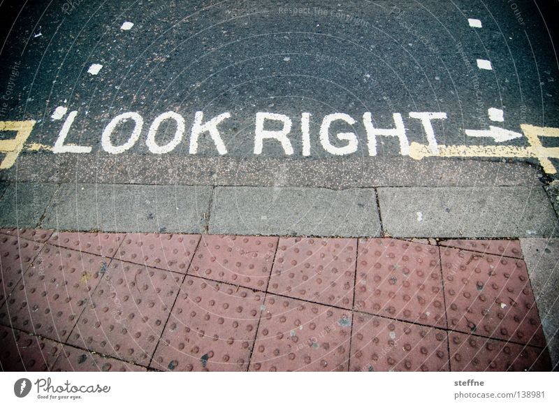 LOOK RIGHT Tourist Unfallgefahr England Australien Linksverkehr Überqueren gefährlich Fahrbahnmarkierung Fußgänger Ausländer Europäer Brighton Verkehr