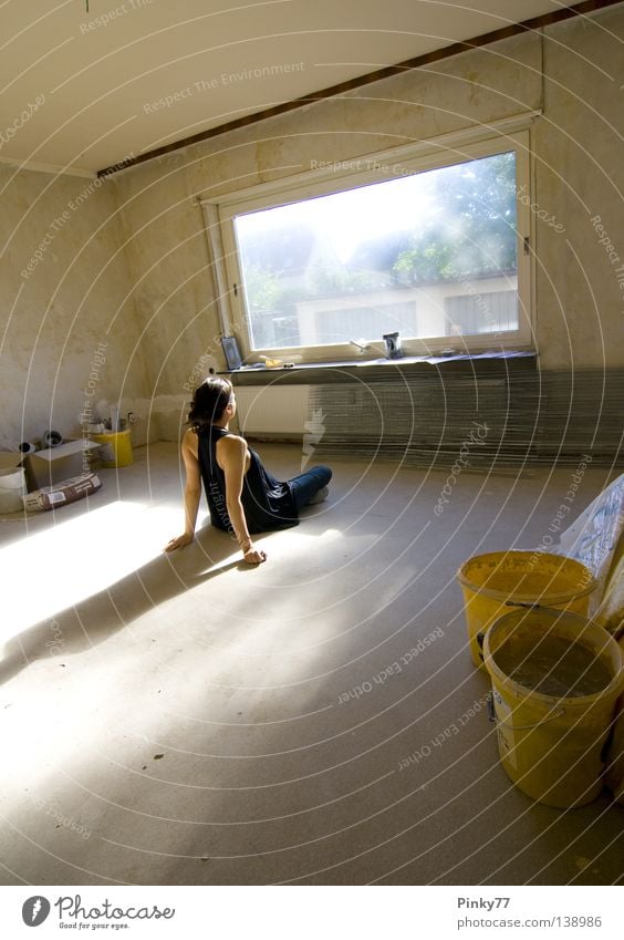 Die Wohnung des Herrn G. leer Baustelle Fenster Abendsonne Bauschutt Arbeit & Erwerbstätigkeit heimwerken Basteln Denken Aussicht Pause Frau Raum verfallen