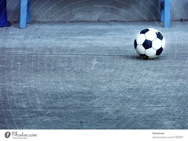 und er rollt immer noch... Weltmeisterschaft 2008 grau Beton bodenständig Kreis Ballsport Sport Freizeit & Hobby Treffer Fußball EM soccer football