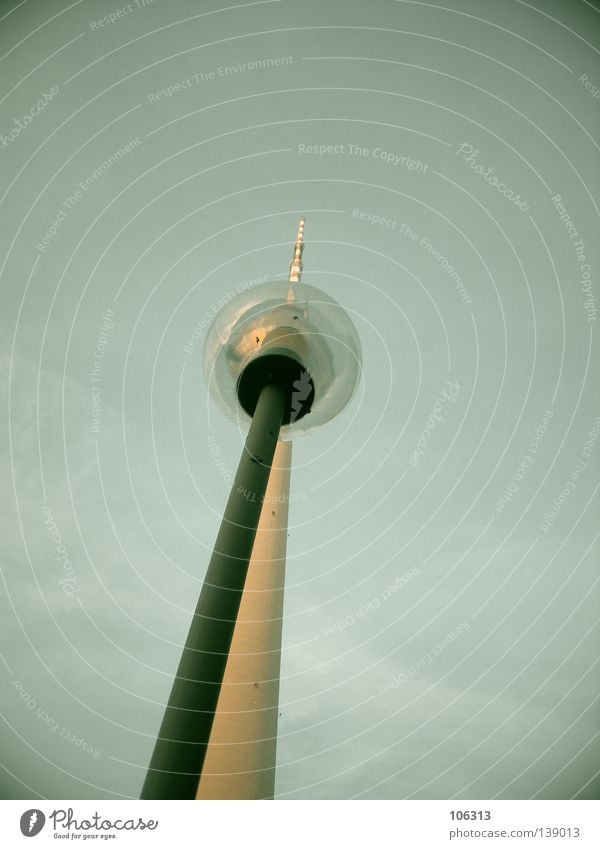 READY FOR SPACE Berliner Fernsehturm Wahrzeichen Osten groß Macht Beton Funkwellen Antenne Denkmal Schliere hoch Bauwerk Berlin-Mitte Klotz drehen Lampe Laterne