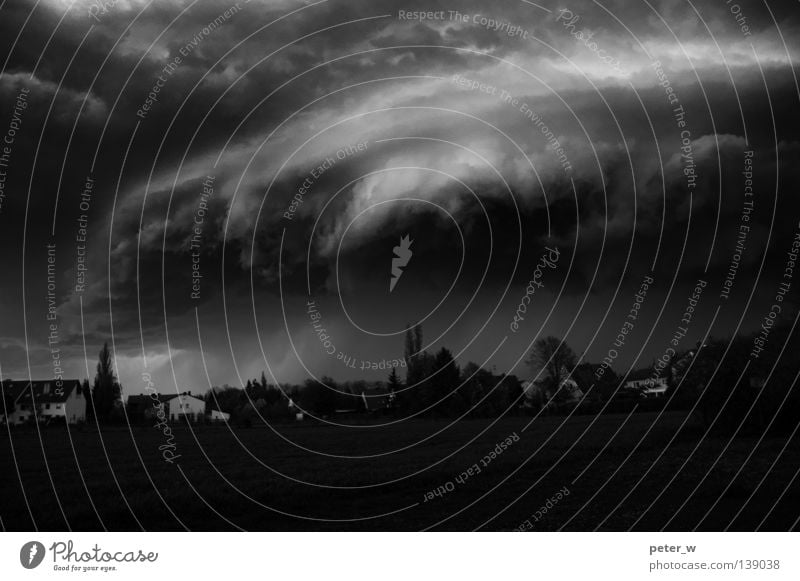 Schönwetterwolken Unwetter Wolken dunkel bedrohlich entladen Feld Regen nass beklemmend unheilbringend Apokalypse Schwarzweißfoto Gewitter Landschaft Stimmung