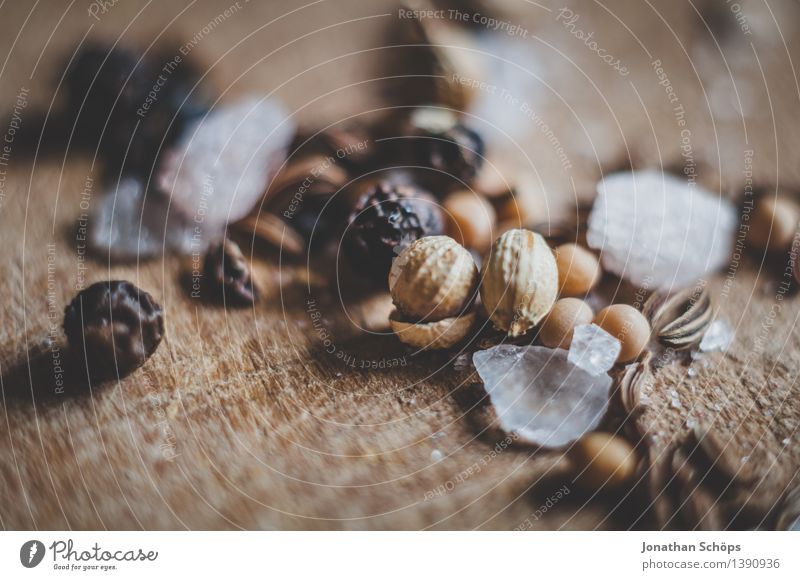 Gewürzmischung XVII Lebensmittel Sinnesorgane Gesunde Ernährung Speise Essen Foodfotografie Kräuter & Gewürze Pfeffer Salz Kochsalz Kümmel Koriander Holzbrett