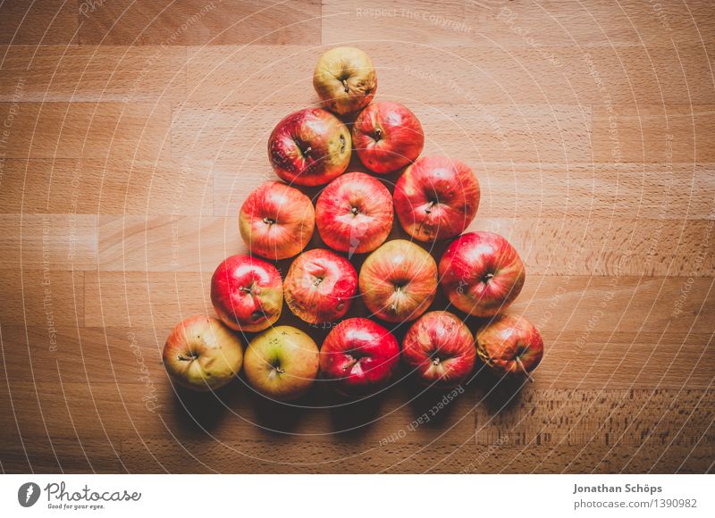 Warndreieck aus Äpfeln auf Holztisch Lebensmittel Frucht Apfel Ernährung Essen Frühstück Picknick Bioprodukte Vegetarische Ernährung Diät Fasten Slowfood saftig