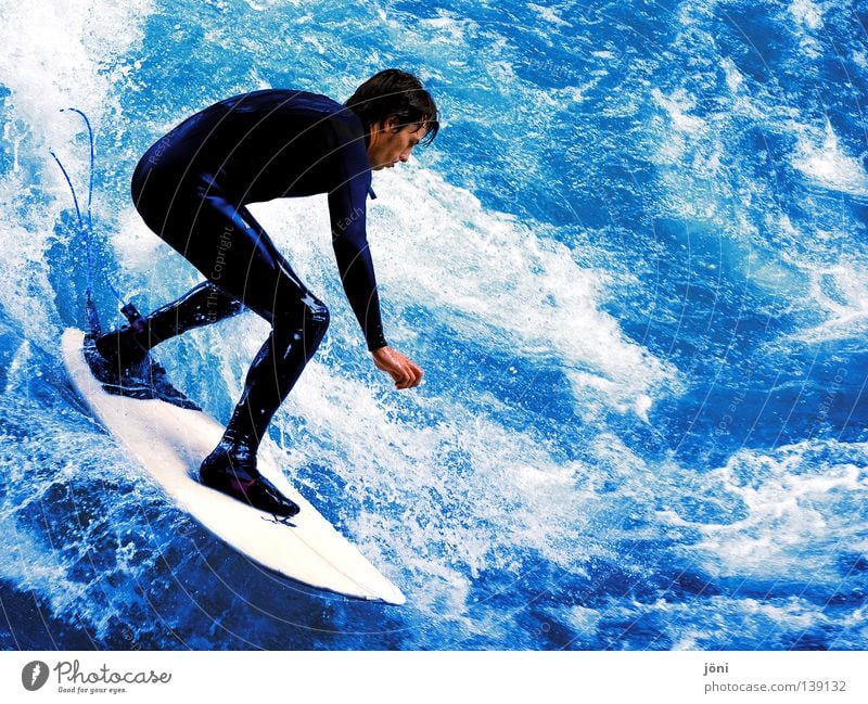 Surfer in den Wellen Außenaufnahme Stil Freude schön Gesundheit Zufriedenheit Freizeit & Hobby Ferien & Urlaub & Reisen Freiheit Sommer Sonne Strand Meer Insel