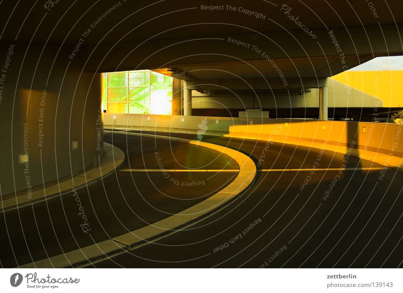 Parkhaus parken Fahrbahn Fahrbahnmarkierung Spirale Kurve Mittelstreifen Umweltverschmutzung Gesellschaft (Soziologie) Verkehrswege Berlin aufffahrt ölkrise